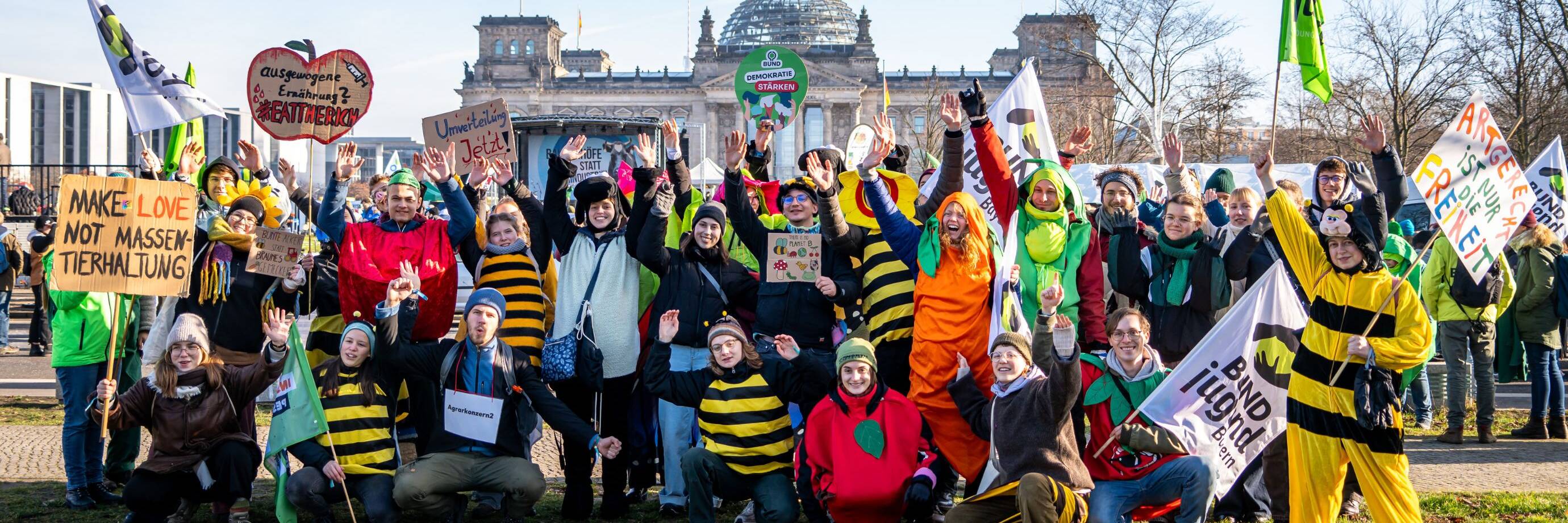 Kostümierter Protest vor historischer Architektur